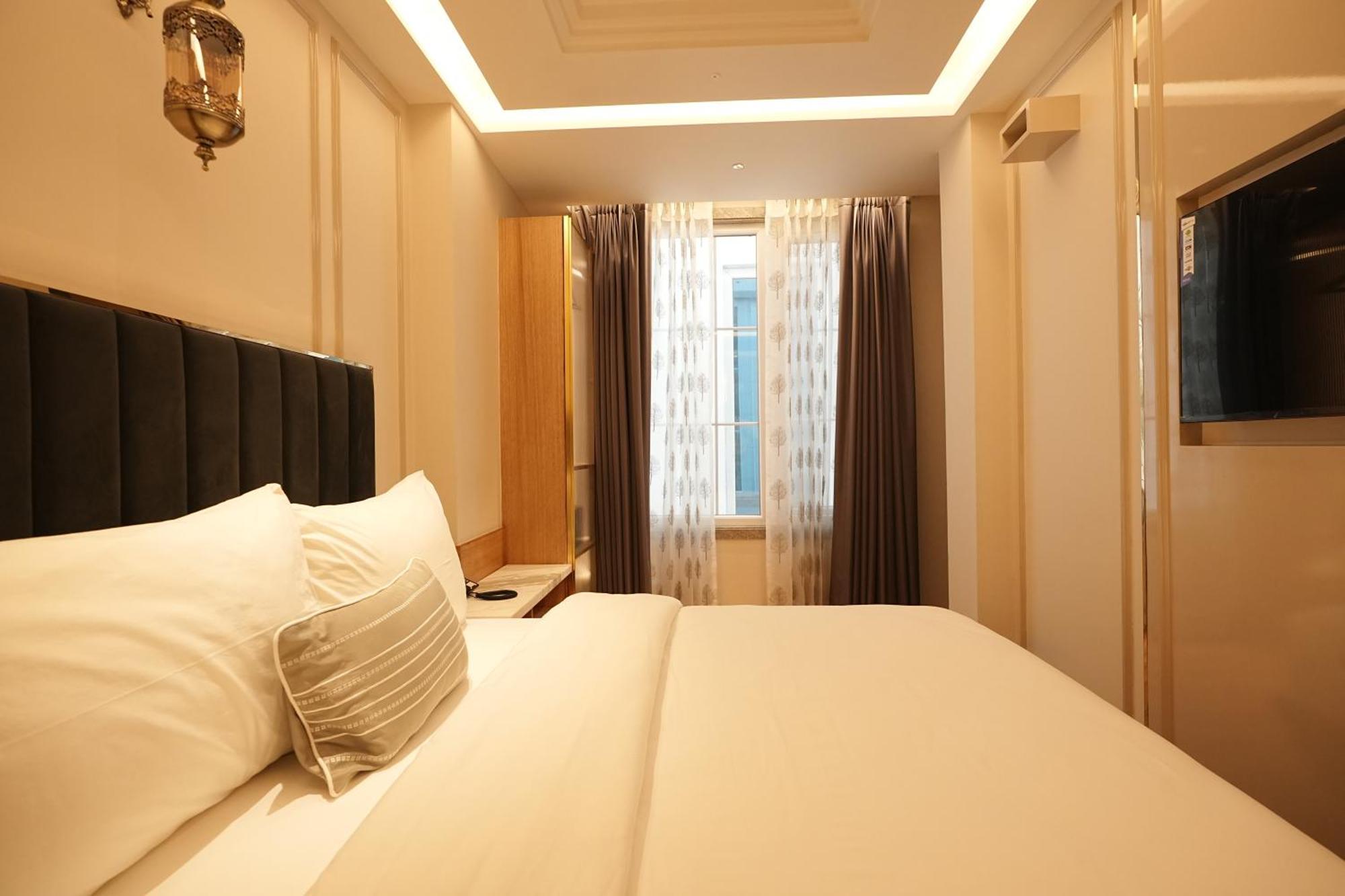 Empire Platinum Suites New Delhi Bagian luar foto