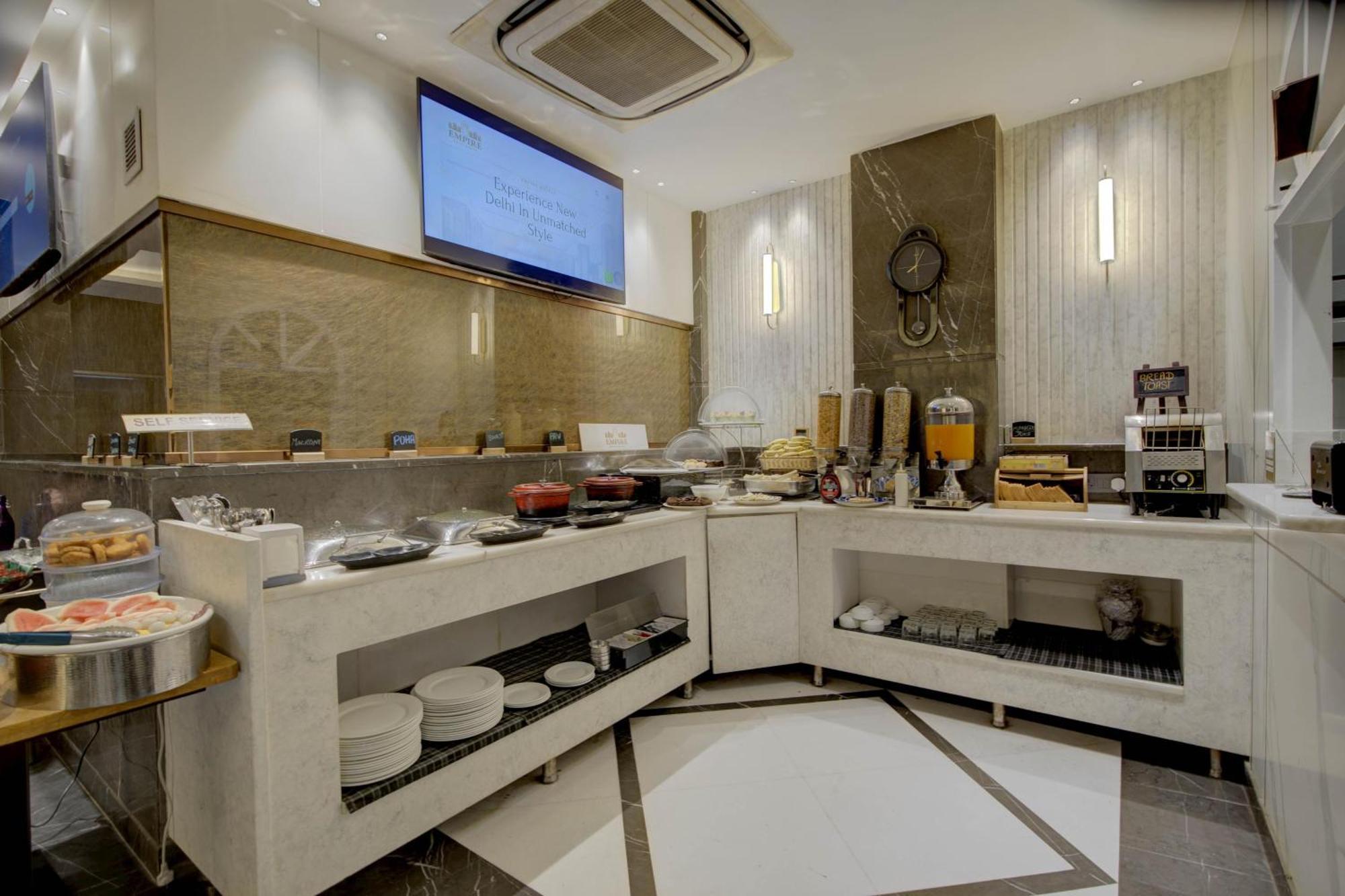 Empire Platinum Suites New Delhi Bagian luar foto
