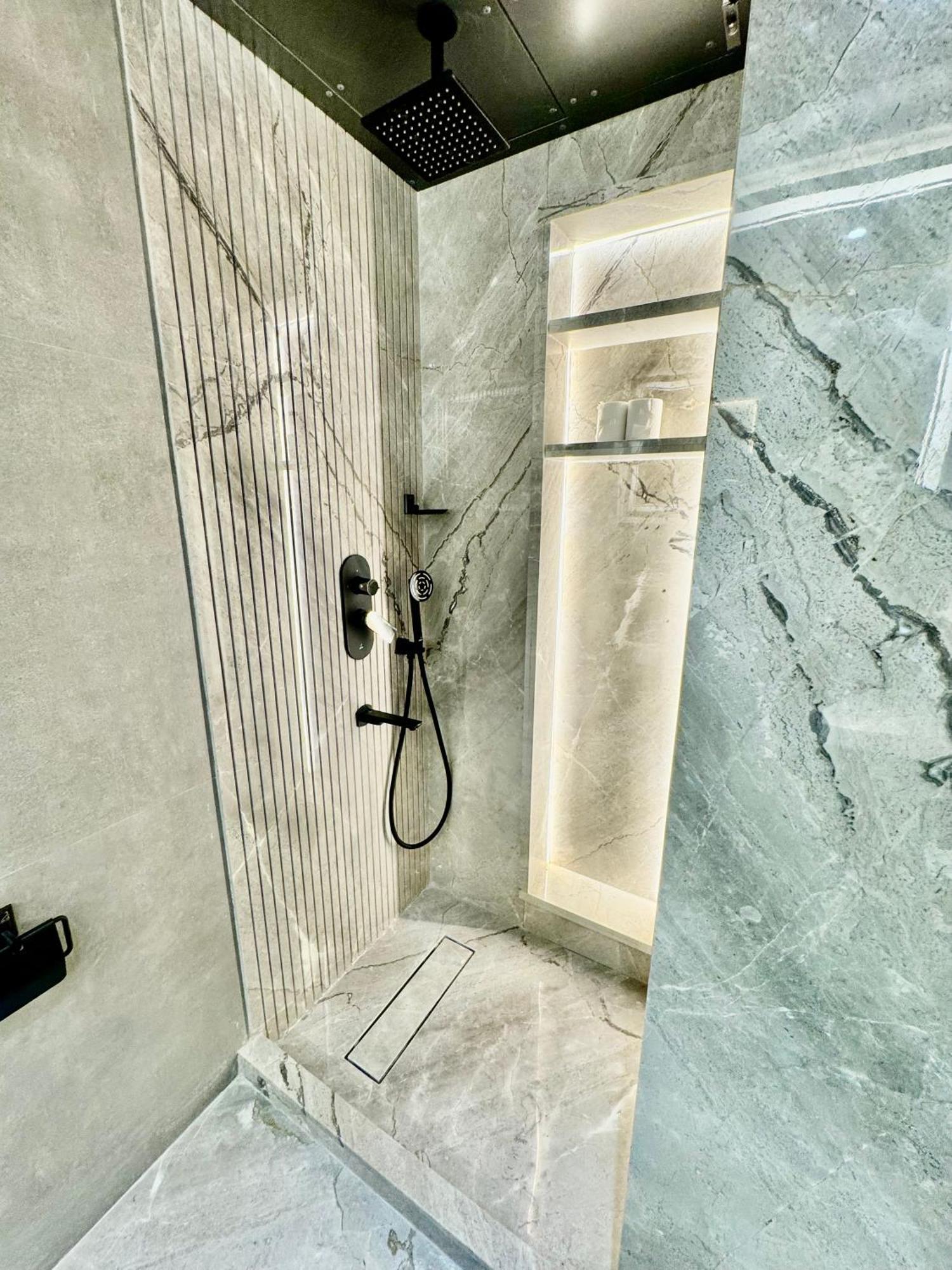 Empire Platinum Suites New Delhi Bagian luar foto