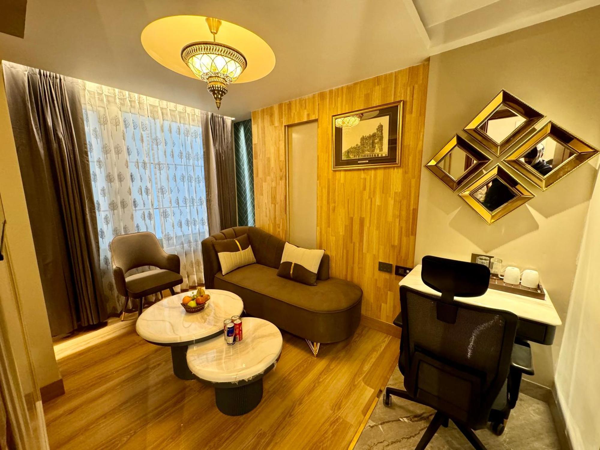 Empire Platinum Suites New Delhi Bagian luar foto